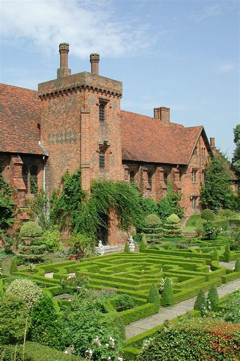 did tudor houses have gardens.